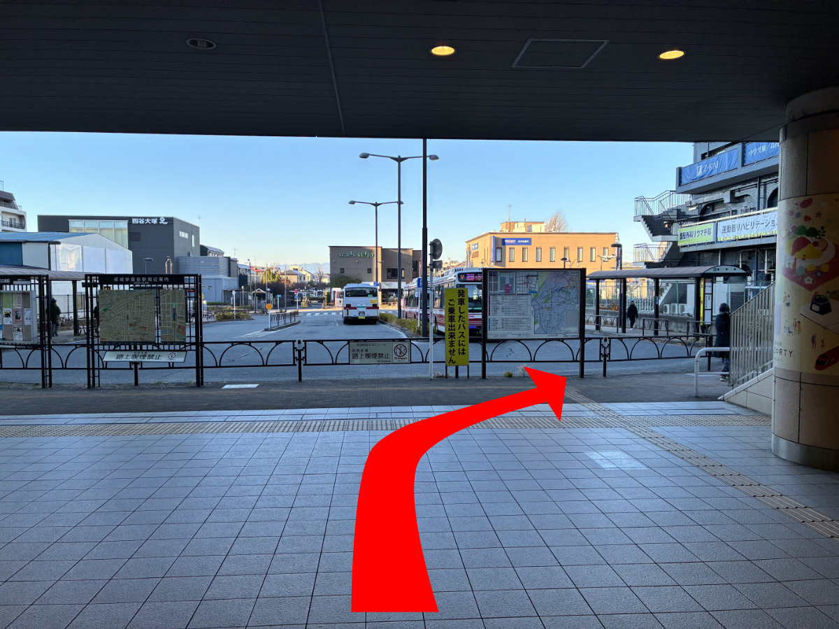 改札外を右側へ