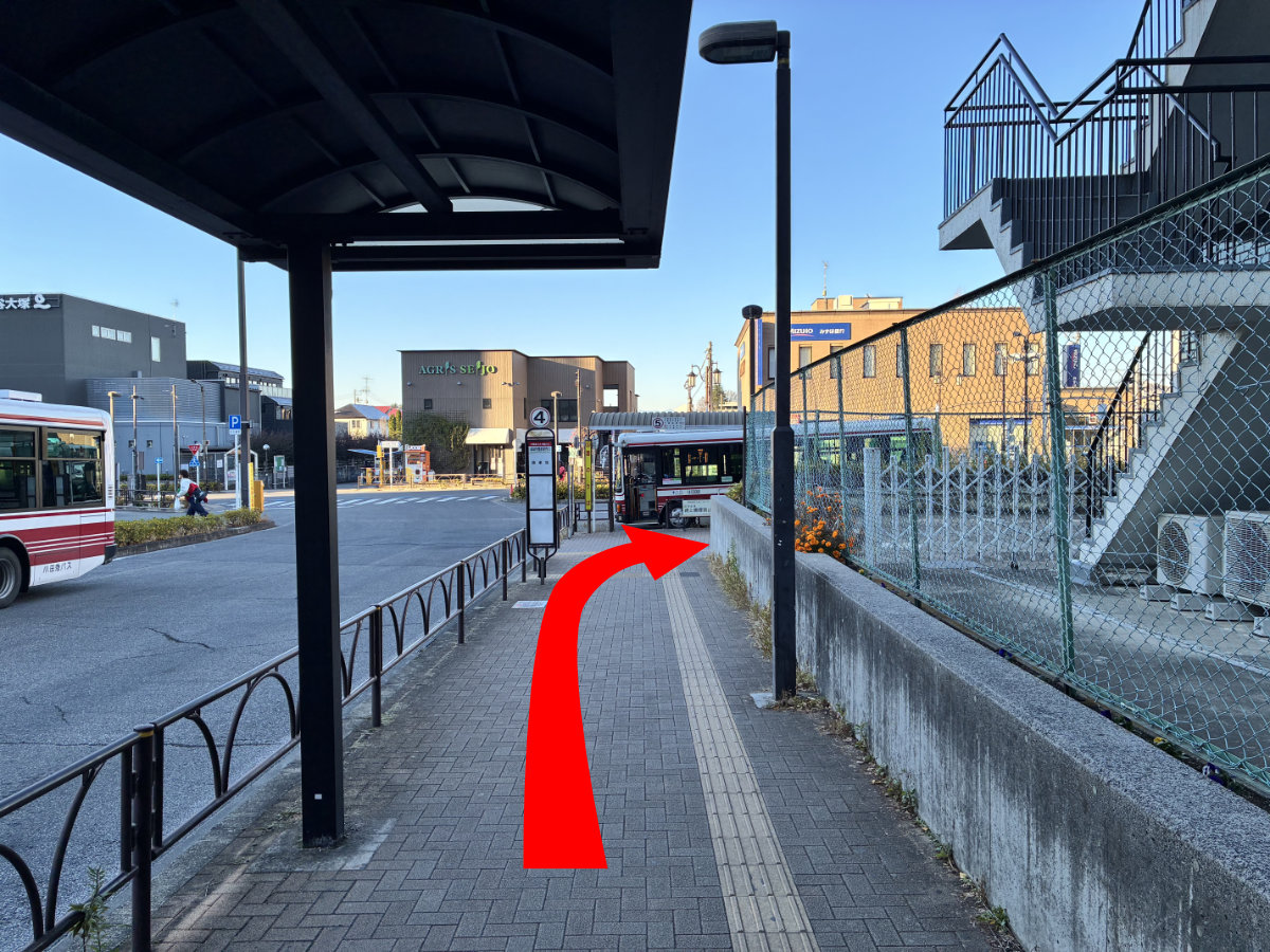 4番バス停を右側へ