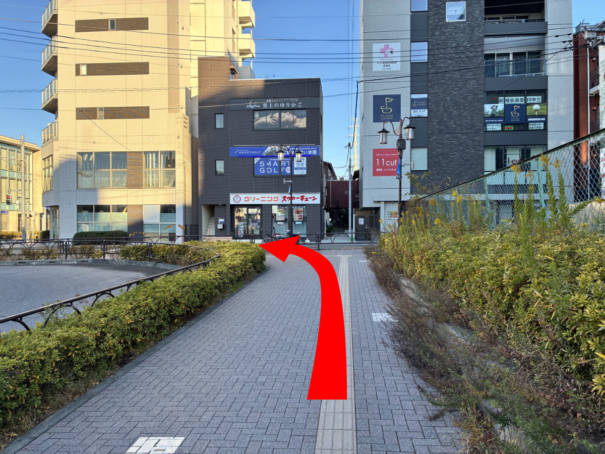 左折して横断歩道方面へ