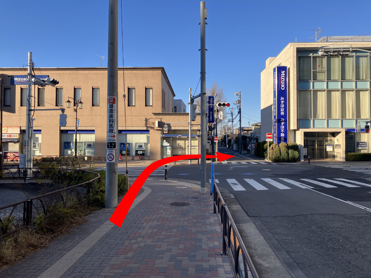 みずほ銀行前を右折