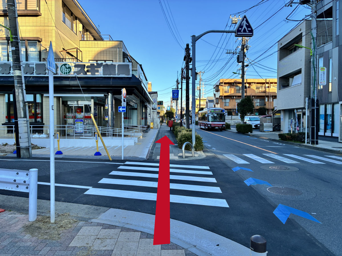 スギ薬局前を直進